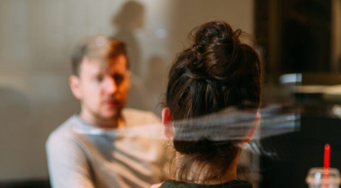 Låt skolledare föra digitala medarbetardialoger under året